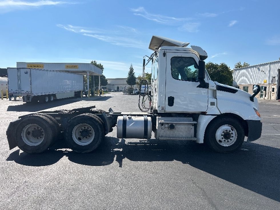 Day Cab Tractor-Heavy Duty Tractors-Freightliner-2019-T12664ST-Ceres-CA-322,460\n\t\tmiles-$ 49,250 - Image 8