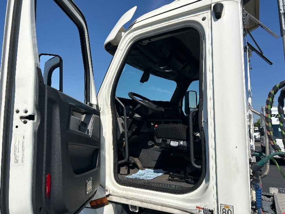 Day Cab Tractor-Heavy Duty Tractors-Freightliner-2019-T12664ST-Ceres-CA-322,460\n\t\tmiles-$ 49,250 - Image 9