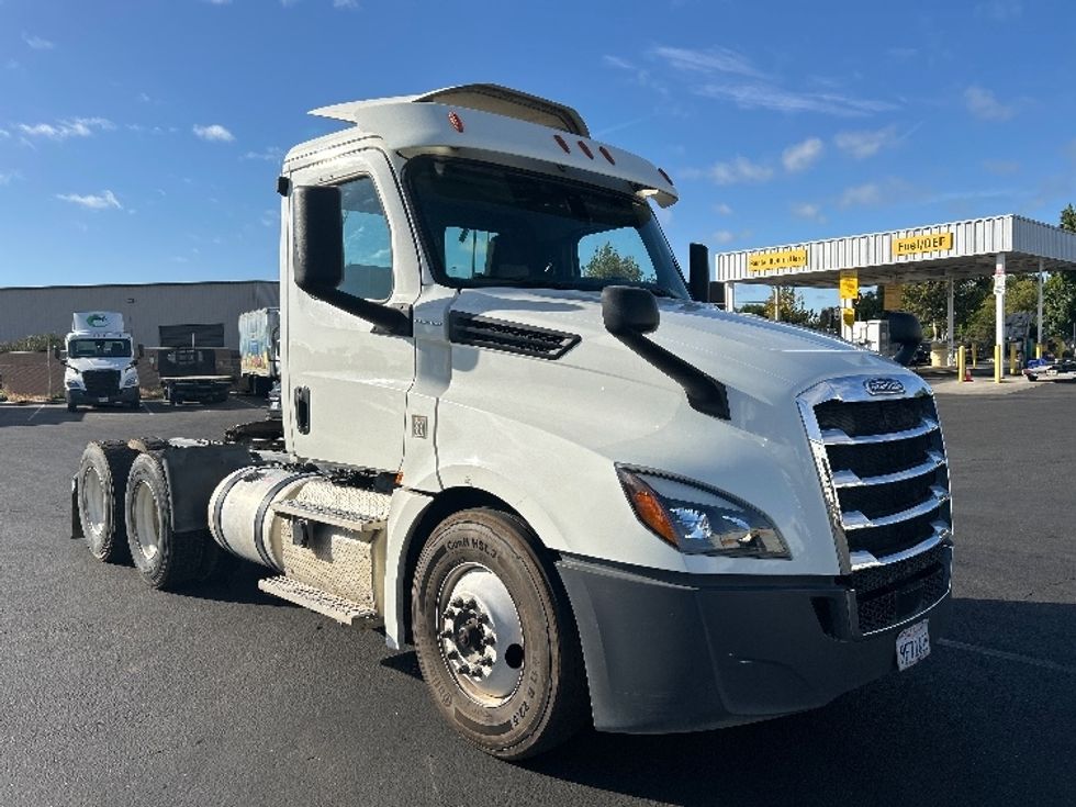 Day Cab Tractor-Heavy Duty Tractors-Freightliner-2019-T12664ST-Ceres-CA-354,631\n\t\tmiles-$ 50,500 - Image 1