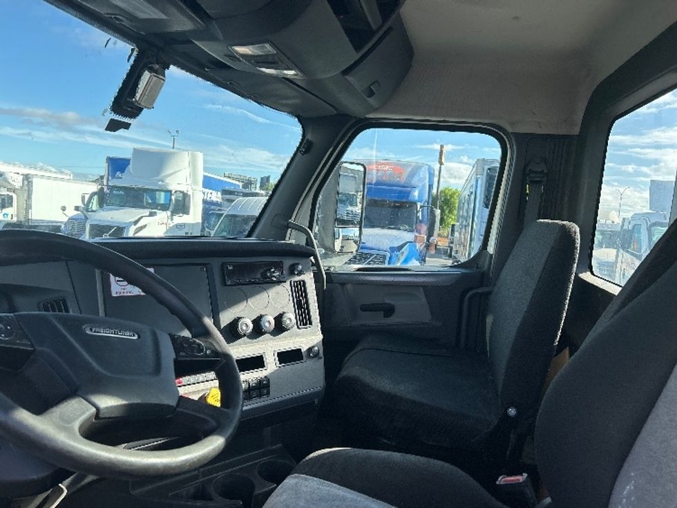 Day Cab Tractor-Heavy Duty Tractors-Freightliner-2019-T12664ST-Ceres-CA-354,631\n\t\tmiles-$ 50,500 - Image 10