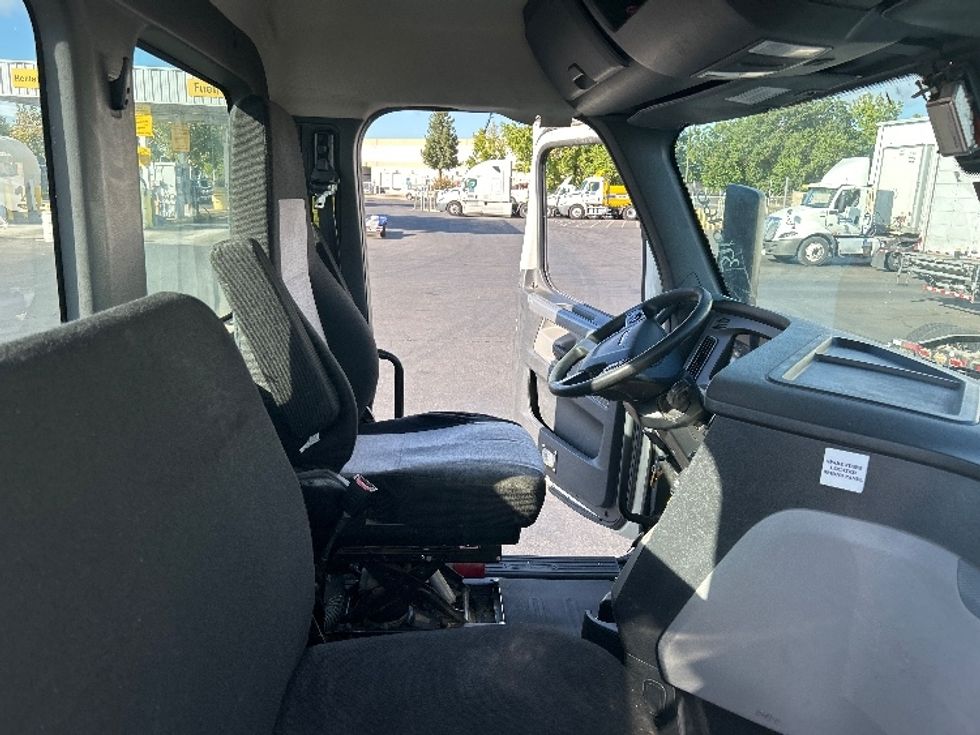 Day Cab Tractor-Heavy Duty Tractors-Freightliner-2019-T12664ST-Ceres-CA-354,631\n\t\tmiles-$ 50,500 - Image 14