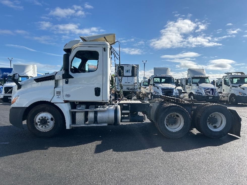 Day Cab Tractor-Heavy Duty Tractors-Freightliner-2019-T12664ST-Ceres-CA-354,631\n\t\tmiles-$ 50,500 - Image 4