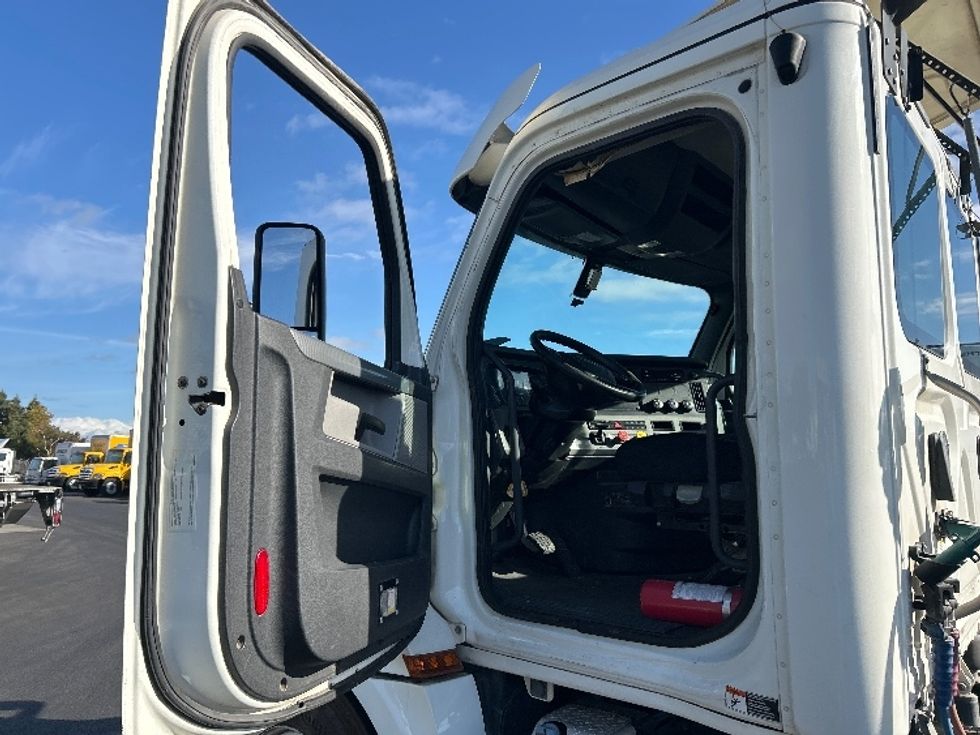 Day Cab Tractor-Heavy Duty Tractors-Freightliner-2019-T12664ST-Ceres-CA-354,631\n\t\tmiles-$ 50,500 - Image 9