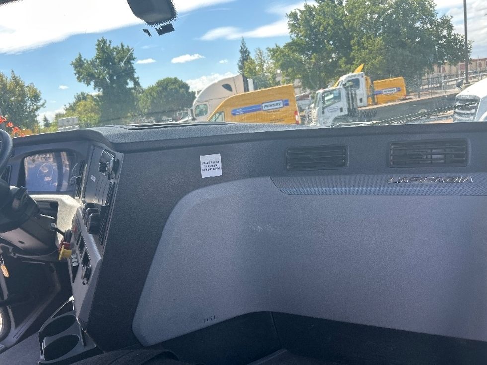 Day Cab Tractor-Heavy Duty Tractors-Freightliner-2019-T12664ST-Ceres-CA-356,799\n\t\tmiles-$ 50,500 - Image 13