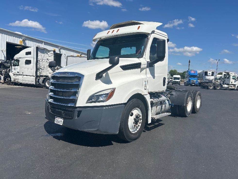 Day Cab Tractor-Heavy Duty Tractors-Freightliner-2019-T12664ST-Ceres-CA-356,799\n\t\tmiles-$ 50,500 - Image 3