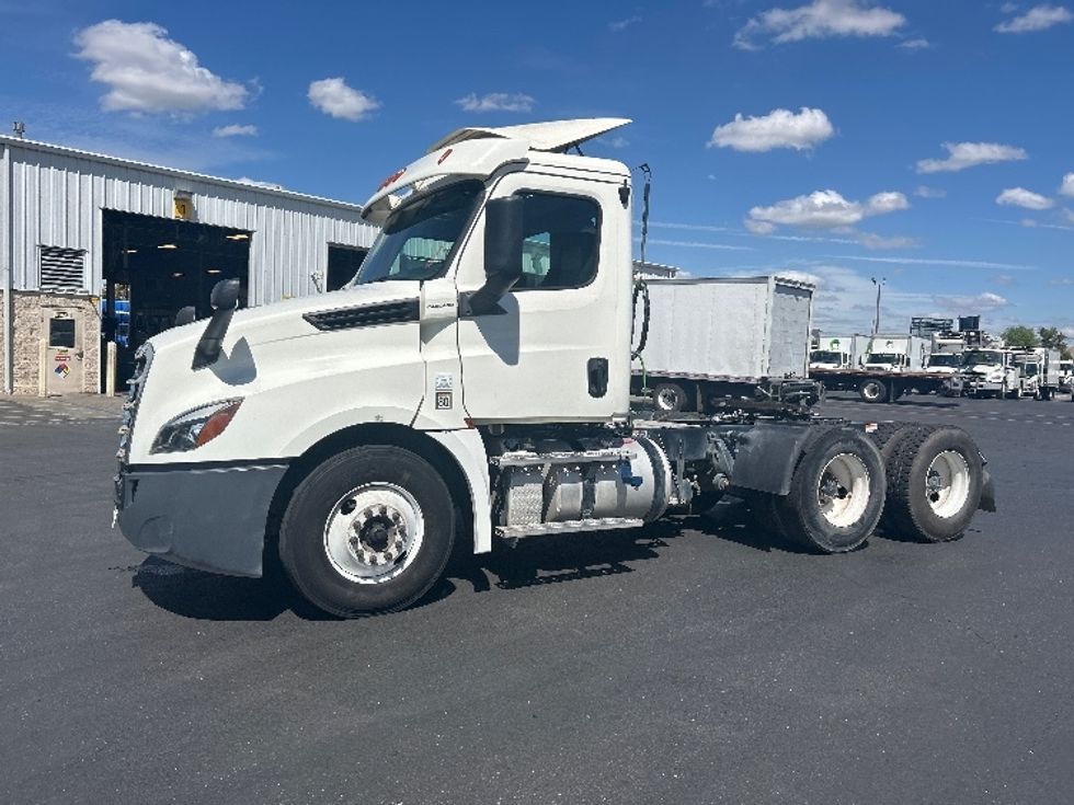 Day Cab Tractor-Heavy Duty Tractors-Freightliner-2019-T12664ST-Ceres-CA-356,799\n\t\tmiles-$ 50,500 - Image 4