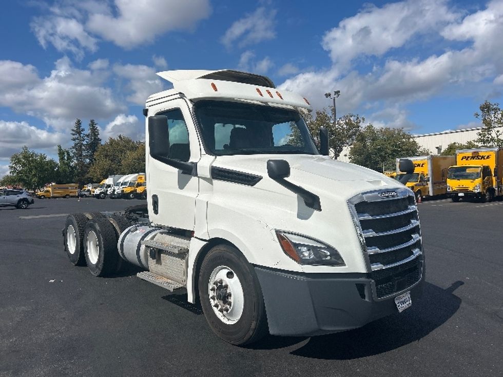 Day Cab Tractor-Heavy Duty Tractors-Freightliner-2019-T12664ST-Ceres-CA-357,113\n\t\tmiles-$ 50,750 - Image 1