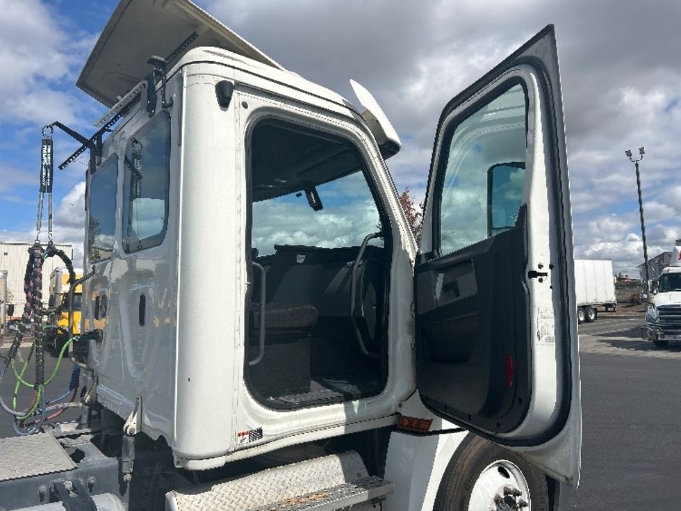 Day Cab Tractor-Heavy Duty Tractors-Freightliner-2019-T12664ST-Ceres-CA-357,113\n\t\tmiles-$ 50,750 - Image 12