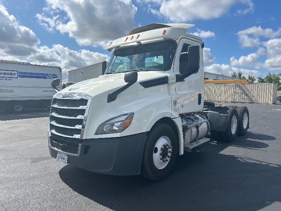 Day Cab Tractor-Heavy Duty Tractors-Freightliner-2019-T12664ST-Ceres-CA-357,113\n\t\tmiles-$ 50,750 - Image 3