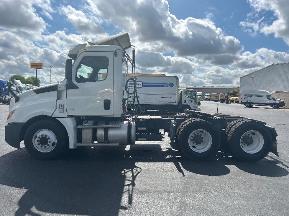 Day Cab Tractor-Heavy Duty Tractors-Freightliner-2019-T12664ST-Ceres-CA-357,113\n\t\tmiles-$ 50,750 - Image 4