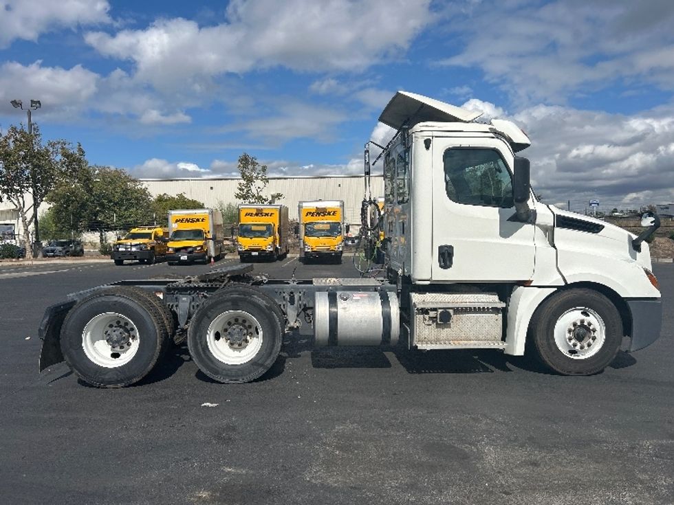 Day Cab Tractor-Heavy Duty Tractors-Freightliner-2019-T12664ST-Ceres-CA-357,113\n\t\tmiles-$ 50,750 - Image 8