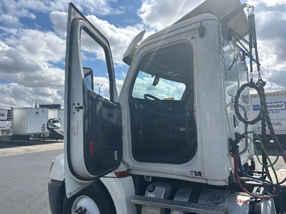 Day Cab Tractor-Heavy Duty Tractors-Freightliner-2019-T12664ST-Ceres-CA-357,113\n\t\tmiles-$ 50,750 - Image 9