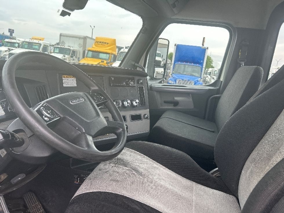 Day Cab Tractor-Heavy Duty Tractors-Freightliner-2019-T12664ST-Ceres-CA-362,328\n\t\tmiles-$ 47,250 - Image 10