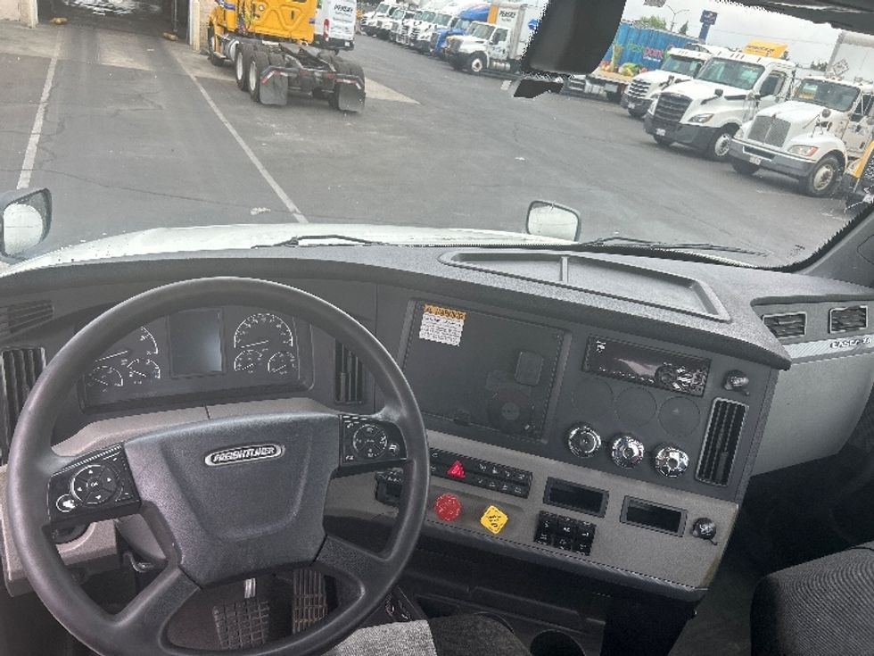 Day Cab Tractor-Heavy Duty Tractors-Freightliner-2019-T12664ST-Ceres-CA-362,328\n\t\tmiles-$ 47,250 - Image 11