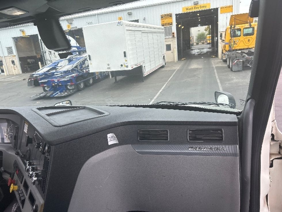 Day Cab Tractor-Heavy Duty Tractors-Freightliner-2019-T12664ST-Ceres-CA-362,328\n\t\tmiles-$ 47,250 - Image 13