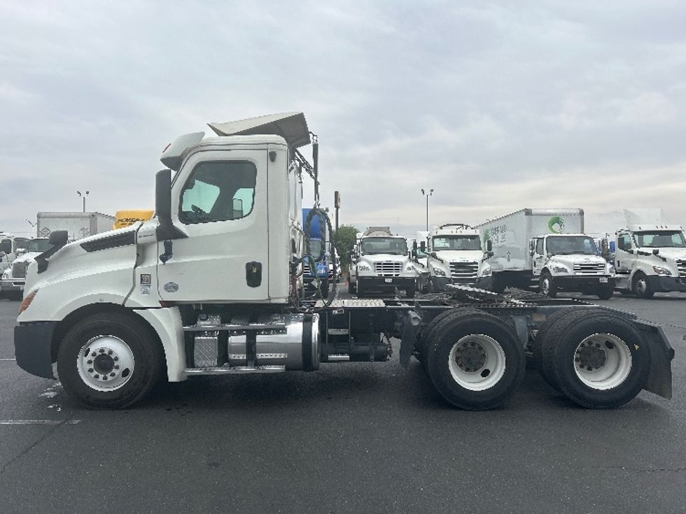 Day Cab Tractor-Heavy Duty Tractors-Freightliner-2019-T12664ST-Ceres-CA-362,328\n\t\tmiles-$ 47,250 - Image 4