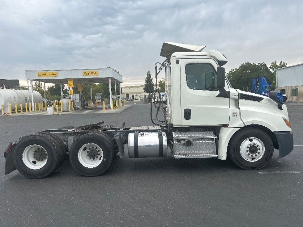 Day Cab Tractor-Heavy Duty Tractors-Freightliner-2019-T12664ST-Ceres-CA-362,328\n\t\tmiles-$ 47,250 - Image 8