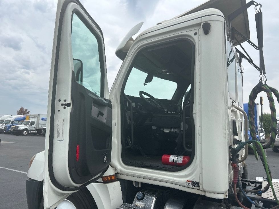 Day Cab Tractor-Heavy Duty Tractors-Freightliner-2019-T12664ST-Ceres-CA-362,328\n\t\tmiles-$ 47,250 - Image 9