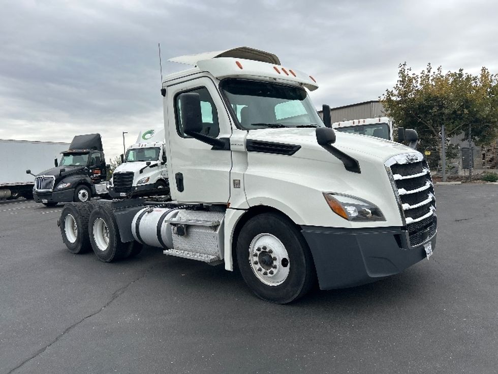 Day Cab Tractor-Heavy Duty Tractors-Freightliner-2019-T12664ST-Ceres-CA-381,876\n\t\tmiles-$ 46,000 - Image 1