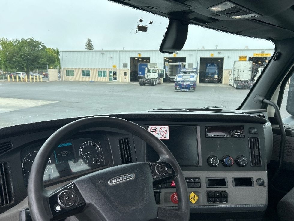Day Cab Tractor-Heavy Duty Tractors-Freightliner-2019-T12664ST-Ceres-CA-381,876\n\t\tmiles-$ 46,000 - Image 10