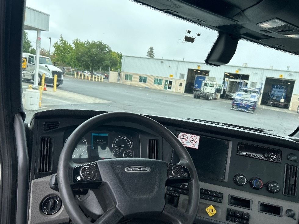 Day Cab Tractor-Heavy Duty Tractors-Freightliner-2019-T12664ST-Ceres-CA-381,876\n\t\tmiles-$ 46,000 - Image 11