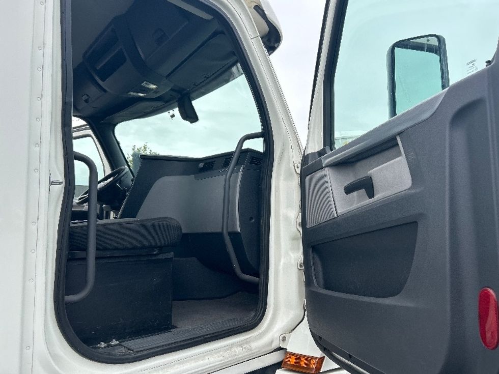 Day Cab Tractor-Heavy Duty Tractors-Freightliner-2019-T12664ST-Ceres-CA-381,876\n\t\tmiles-$ 46,000 - Image 12