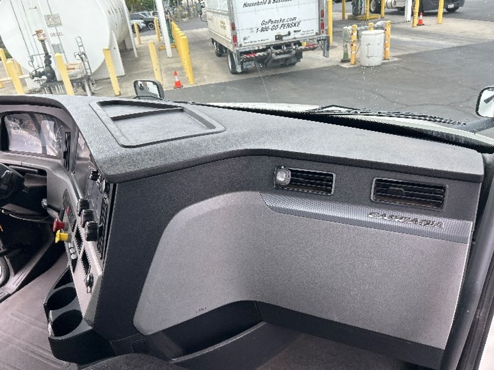 Day Cab Tractor-Heavy Duty Tractors-Freightliner-2019-T12664ST-Ceres-CA-381,876\n\t\tmiles-$ 46,000 - Image 13