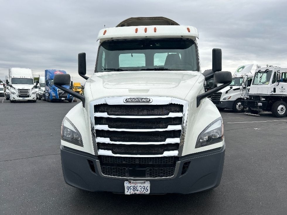 Day Cab Tractor-Heavy Duty Tractors-Freightliner-2019-T12664ST-Ceres-CA-381,876\n\t\tmiles-$ 46,000 - Image 2