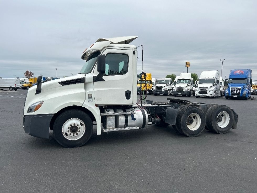 Day Cab Tractor-Heavy Duty Tractors-Freightliner-2019-T12664ST-Ceres-CA-381,876\n\t\tmiles-$ 46,000 - Image 4