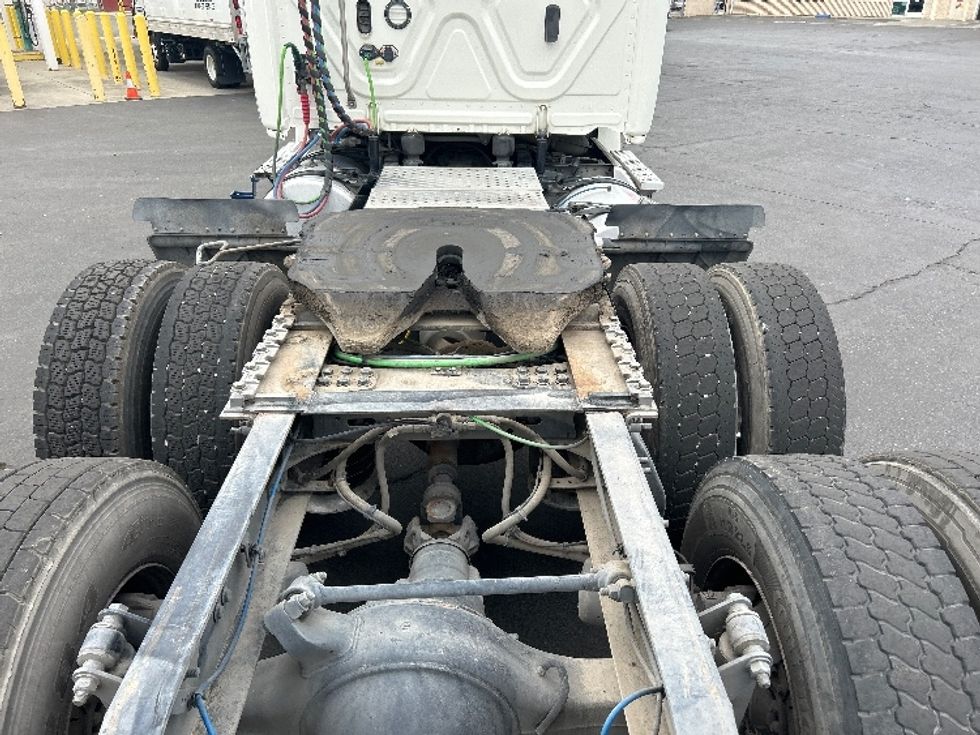 Day Cab Tractor-Heavy Duty Tractors-Freightliner-2019-T12664ST-Ceres-CA-381,876\n\t\tmiles-$ 46,000 - Image 6