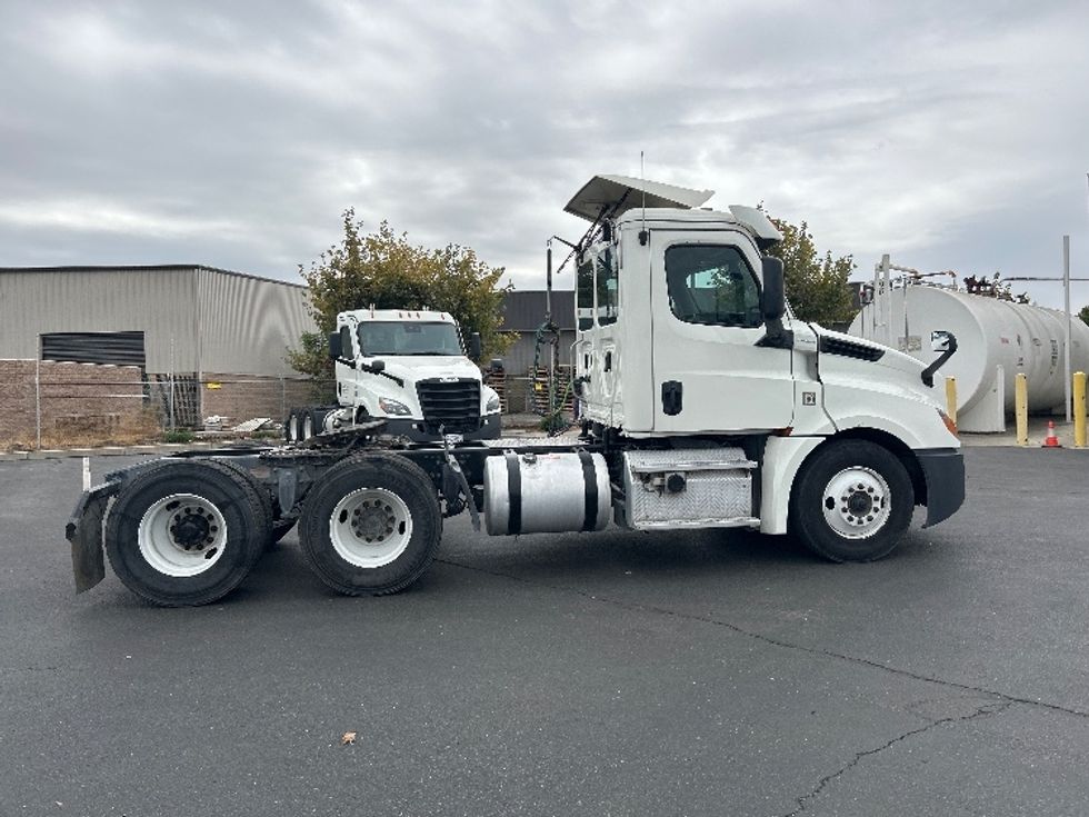 Day Cab Tractor-Heavy Duty Tractors-Freightliner-2019-T12664ST-Ceres-CA-381,876\n\t\tmiles-$ 46,000 - Image 8
