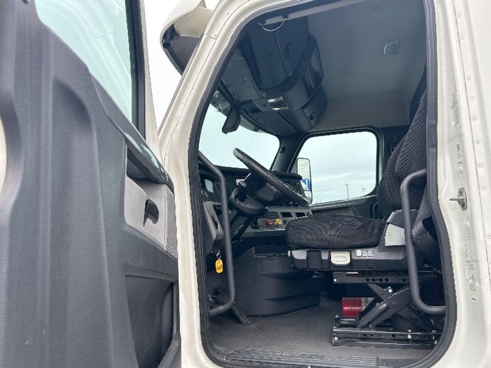 Day Cab Tractor-Heavy Duty Tractors-Freightliner-2019-T12664ST-Ceres-CA-381,876\n\t\tmiles-$ 46,000 - Image 9