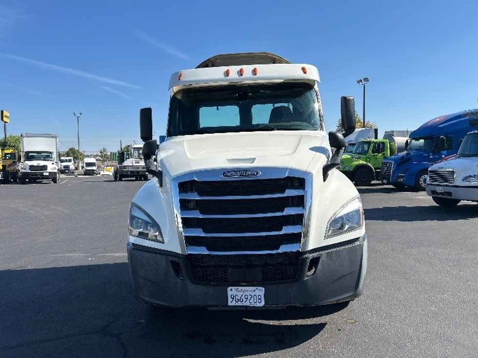 2019 Freightliner Cascadia 126" Day cab photo 2