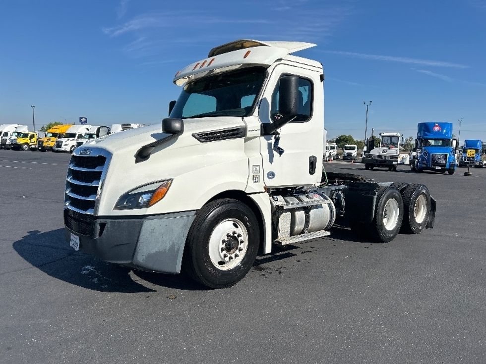 2019 Freightliner Cascadia 126" Day cab photo 3