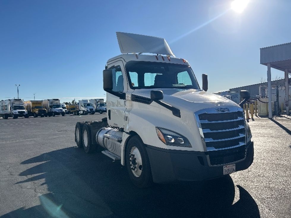 Day Cab Tractor-Heavy Duty Tractors-Freightliner-2019-T12664ST-Ceres-CA-425,365\n\t\tmiles-$ 42,000 - Image 1
