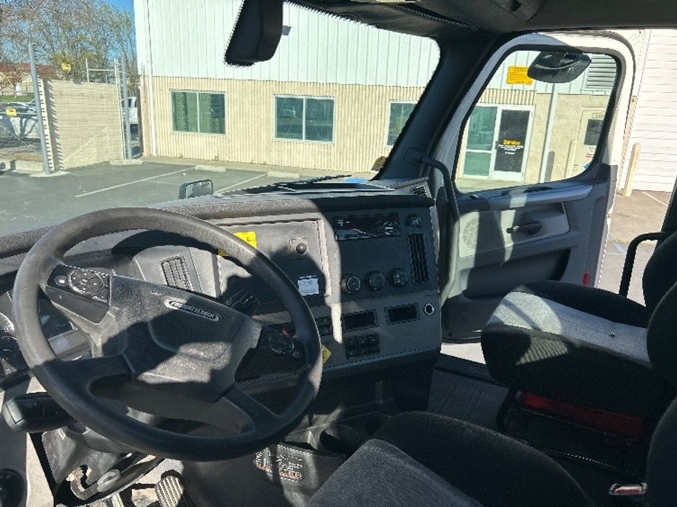 Day Cab Tractor-Heavy Duty Tractors-Freightliner-2019-T12664ST-Ceres-CA-425,365\n\t\tmiles-$ 42,000 - Image 10
