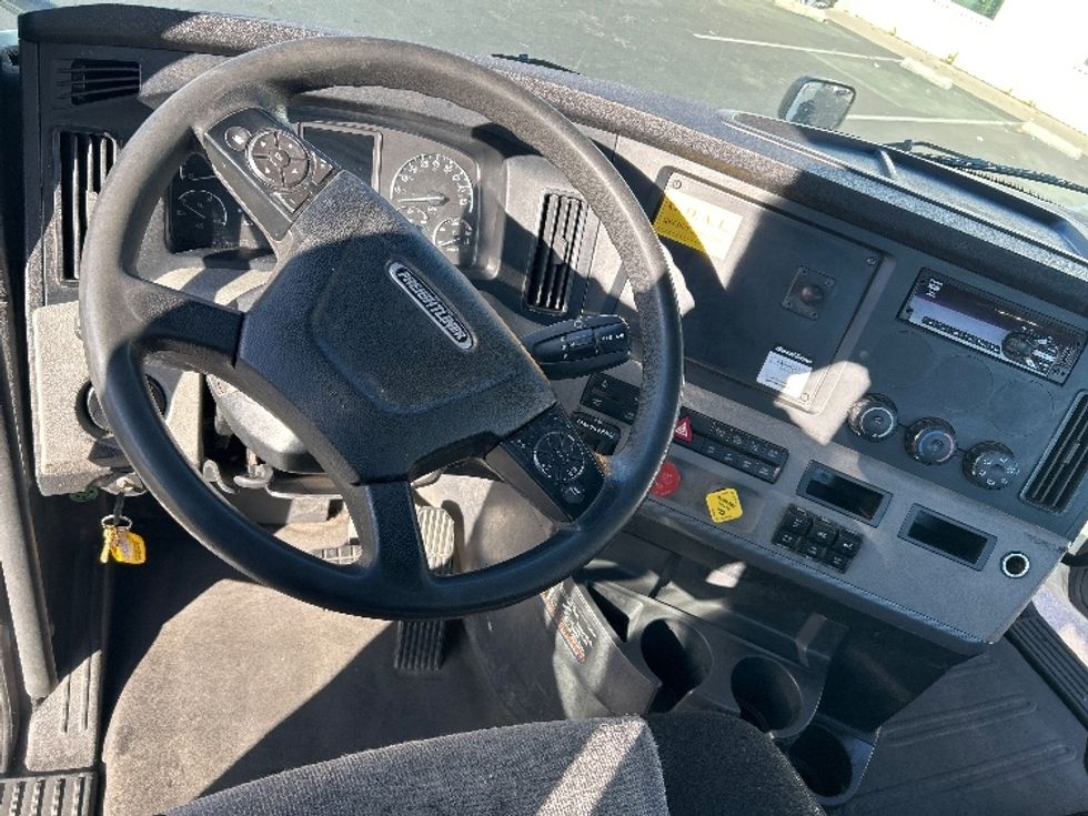 Day Cab Tractor-Heavy Duty Tractors-Freightliner-2019-T12664ST-Ceres-CA-425,365\n\t\tmiles-$ 42,000 - Image 11