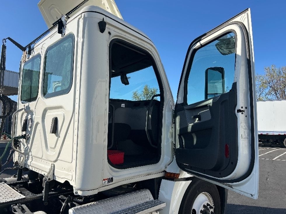 Day Cab Tractor-Heavy Duty Tractors-Freightliner-2019-T12664ST-Ceres-CA-425,365\n\t\tmiles-$ 42,000 - Image 12