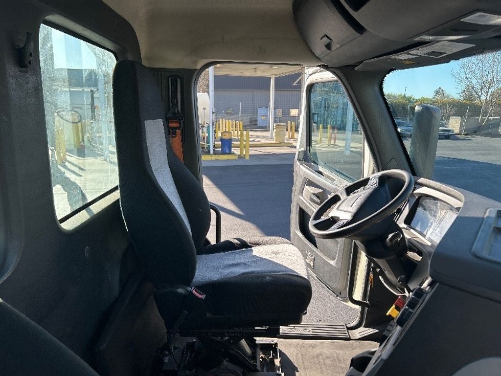 Day Cab Tractor-Heavy Duty Tractors-Freightliner-2019-T12664ST-Ceres-CA-425,365\n\t\tmiles-$ 42,000 - Image 14