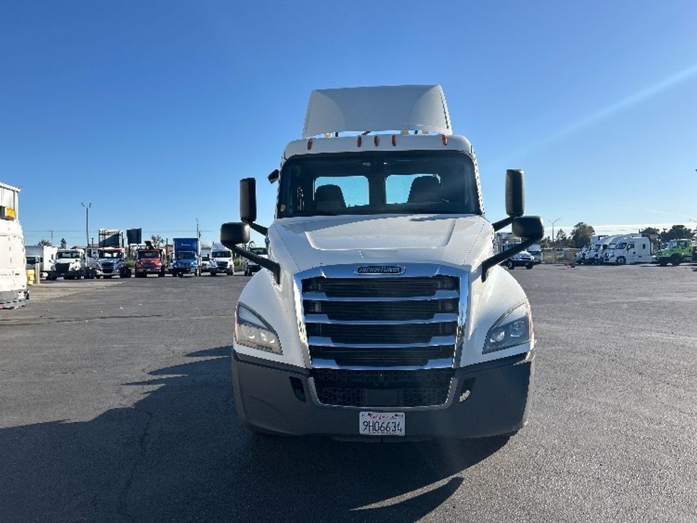Day Cab Tractor-Heavy Duty Tractors-Freightliner-2019-T12664ST-Ceres-CA-425,365\n\t\tmiles-$ 42,000 - Image 2