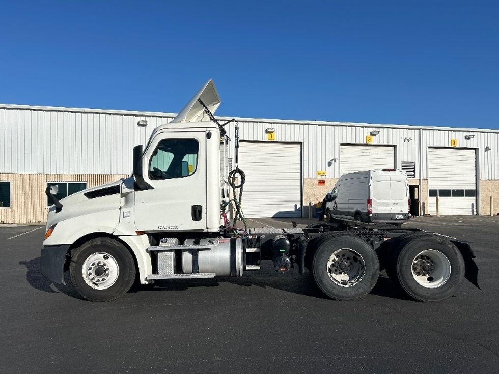 Day Cab Tractor-Heavy Duty Tractors-Freightliner-2019-T12664ST-Ceres-CA-425,365\n\t\tmiles-$ 42,000 - Image 4