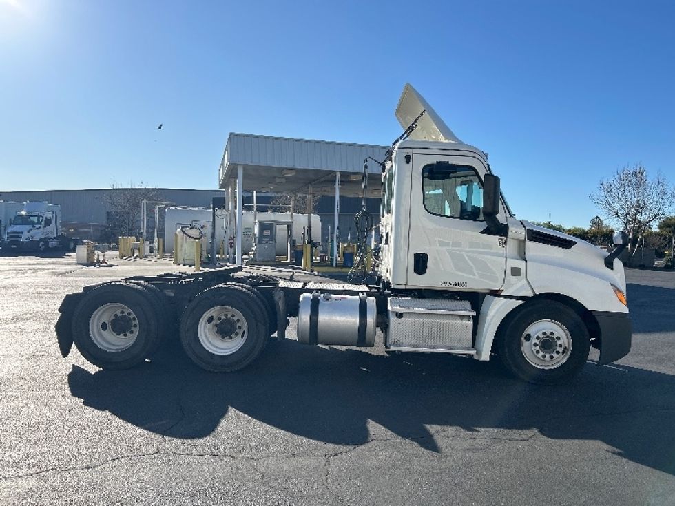 Day Cab Tractor-Heavy Duty Tractors-Freightliner-2019-T12664ST-Ceres-CA-425,365\n\t\tmiles-$ 42,000 - Image 8
