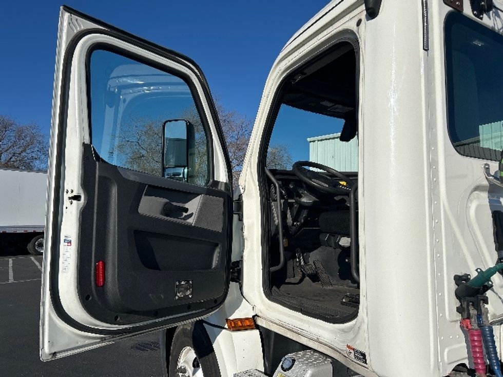 Day Cab Tractor-Heavy Duty Tractors-Freightliner-2019-T12664ST-Ceres-CA-425,365\n\t\tmiles-$ 42,000 - Image 9