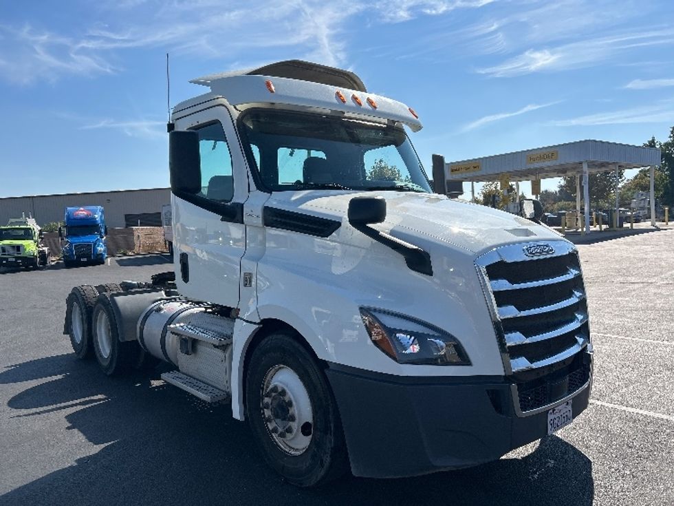 Day Cab Tractor-Heavy Duty Tractors-Freightliner-2019-T12664ST-Ceres-CA-438,830\n\t\tmiles-$ 43,000 - Image 1