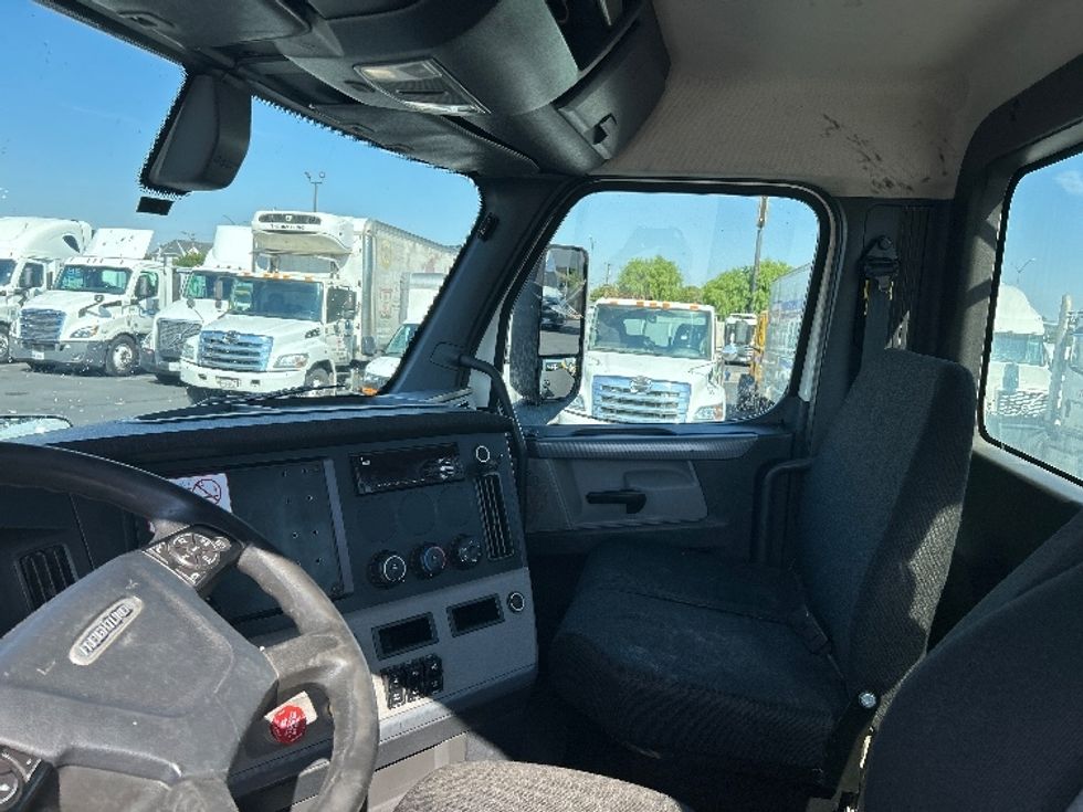 Day Cab Tractor-Heavy Duty Tractors-Freightliner-2019-T12664ST-Ceres-CA-438,830\n\t\tmiles-$ 43,000 - Image 10