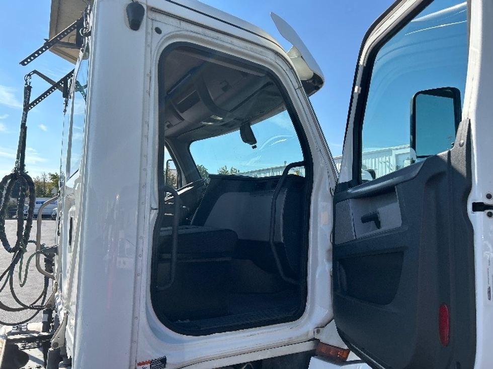 Day Cab Tractor-Heavy Duty Tractors-Freightliner-2019-T12664ST-Ceres-CA-438,830\n\t\tmiles-$ 43,000 - Image 12