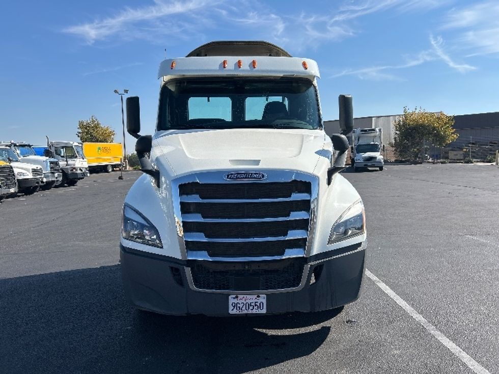 Day Cab Tractor-Heavy Duty Tractors-Freightliner-2019-T12664ST-Ceres-CA-438,830\n\t\tmiles-$ 43,000 - Image 2