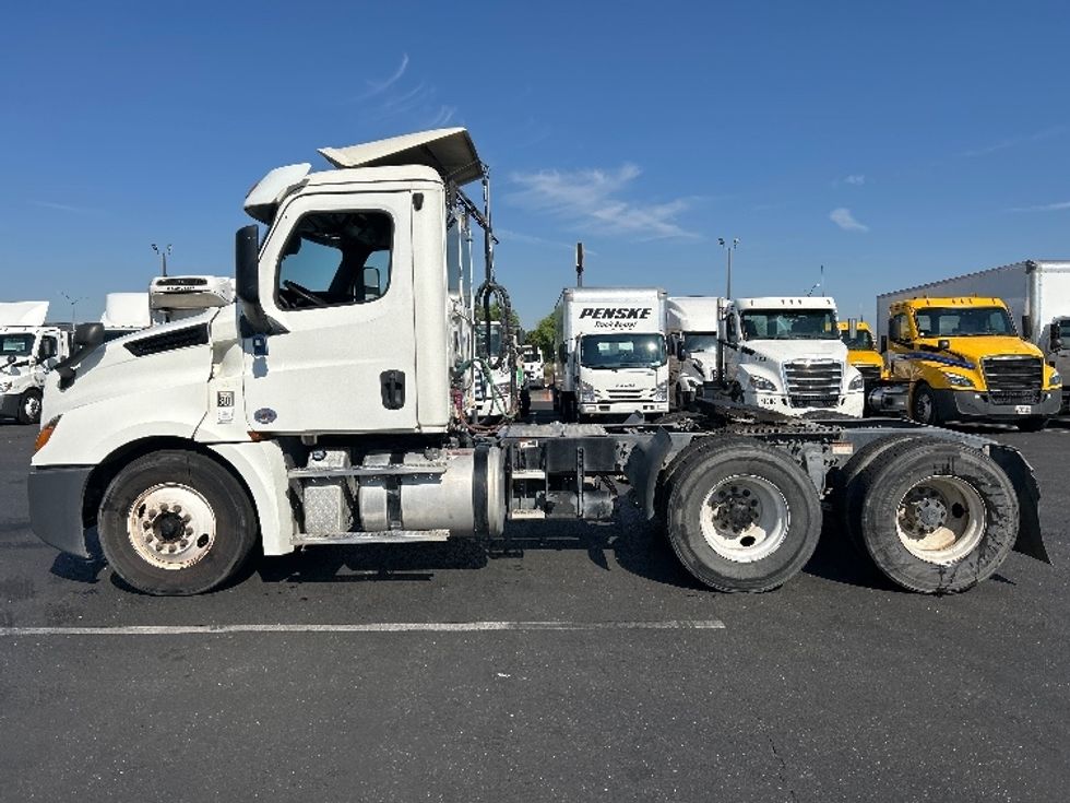 Day Cab Tractor-Heavy Duty Tractors-Freightliner-2019-T12664ST-Ceres-CA-438,830\n\t\tmiles-$ 43,000 - Image 4