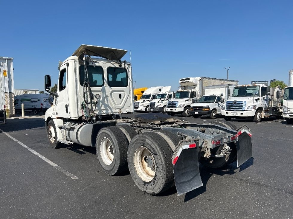 Day Cab Tractor-Heavy Duty Tractors-Freightliner-2019-T12664ST-Ceres-CA-438,830\n\t\tmiles-$ 43,000 - Image 5