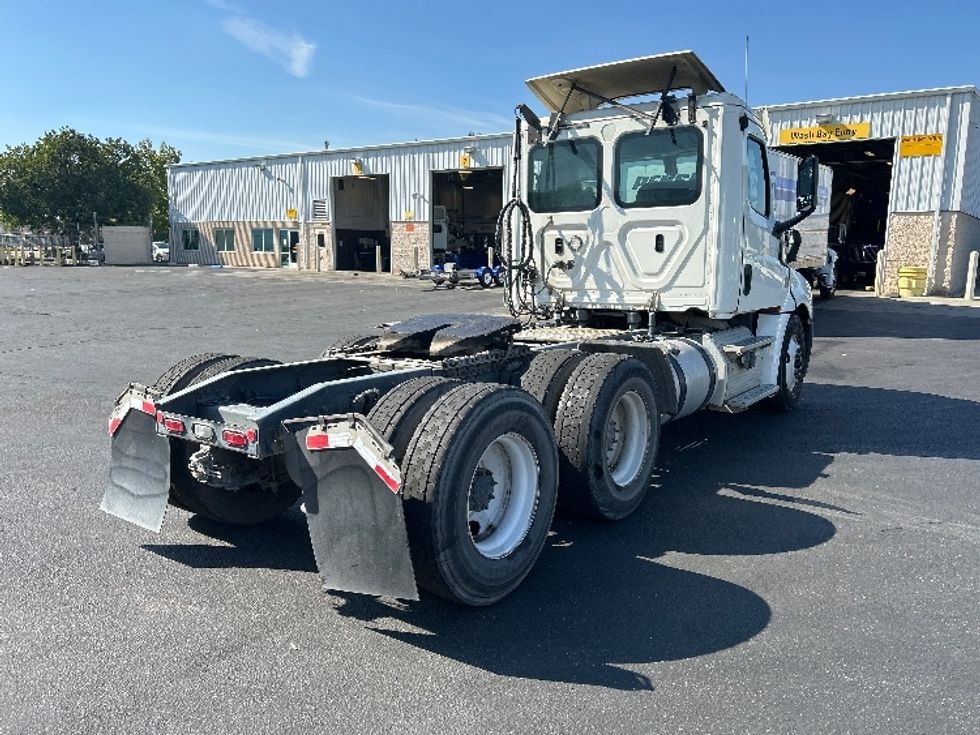 Day Cab Tractor-Heavy Duty Tractors-Freightliner-2019-T12664ST-Ceres-CA-438,830\n\t\tmiles-$ 43,000 - Image 7
